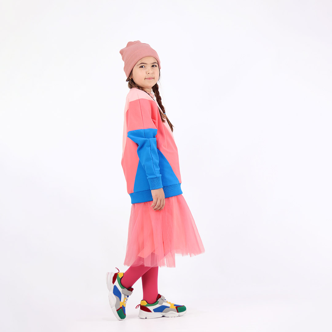 Batwing sweatshirt is a loose fit top with triangular form color blocks. It comes in a combo of three colours - powder, salmon and deep blue. right view. Children, 3 -10 yrs. BonnyJoy