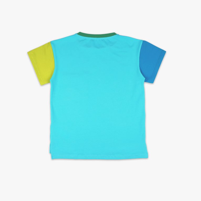 Our colour block t-shirt is a loose fit top with square pocket on the left and a little longer on the back. The front and the back in blue colour, right sleeve in electric blue, left sleeve and the pocket - in bright lime. On the neck - green colour. Back view. Children, 3 -10 yrs. BonnyJoy