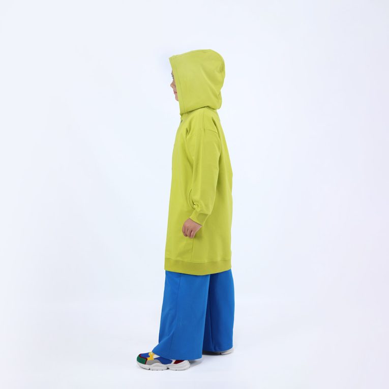Long buttoned hoodie has a straight loose fit and minimalist design in bright lime colour. It closes up with snap buttons and features hign ribbed neck and ribbed hand cuffs and bottom hem. Side view. Children, 3 -10 yrs. BonnyJoy