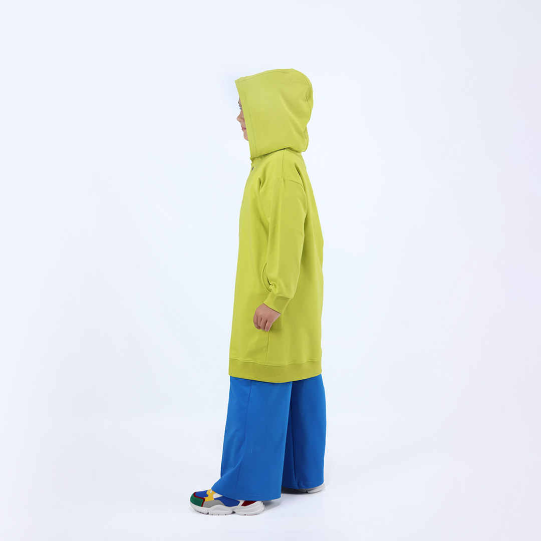 Long buttoned hoodie has a straight loose fit and minimalist design in bright lime colour. It closes up with snap buttons and features hign ribbed neck and ribbed hand cuffs and bottom hem. Side view. Children, 3 -10 yrs. BonnyJoy