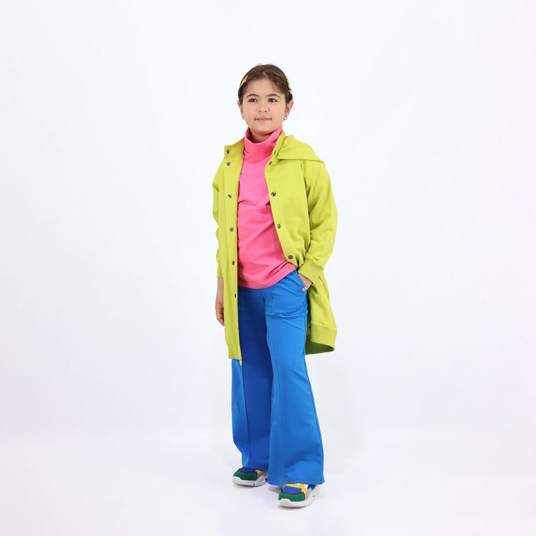 Long buttoned hoodie has a straight loose fit and minimalist design in bright lime colour. It closes up with snap buttons and features hign ribbed neck and ribbed hand cuffs and bottom hem. Children, 3 -10 yrs. BonnyJoy