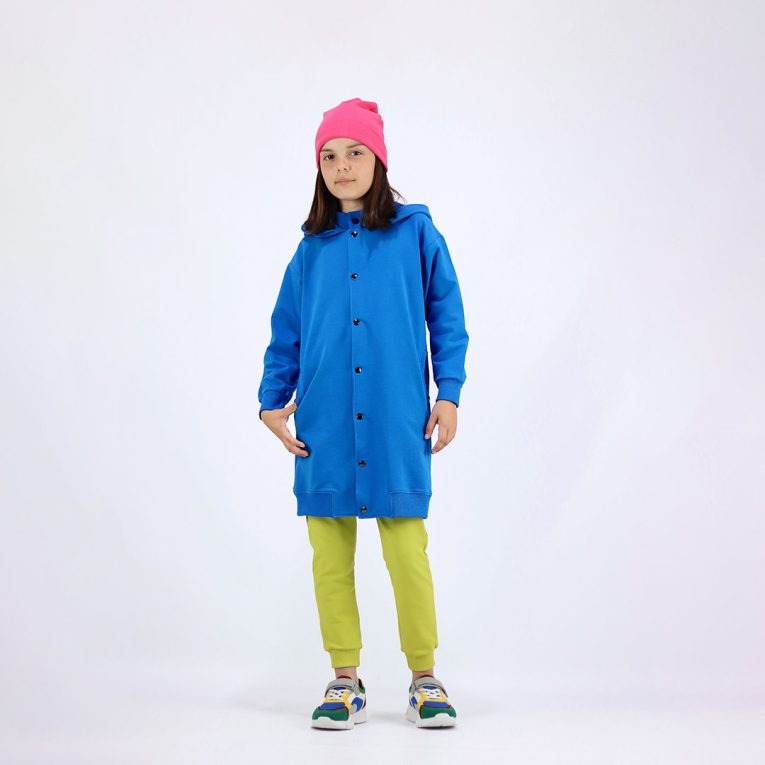 Long buttoned hoodie has a straight loose fit and minimalist design in deep blue colour. It closes up with snap buttons and features hign ribbed neck and ribbed hand cuffs and bottom hem. Front view, buttoned up. Children, 3 -10 yrs. BonnyJoy