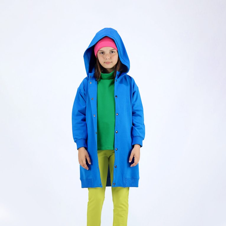 Long buttoned hoodie has a straight loose fit and minimalist design in deep blue colour. It closes up with snap buttons and features hign ribbed neck and ribbed hand cuffs and bottom hem. Children, 3 -10 yrs. BonnyJoy