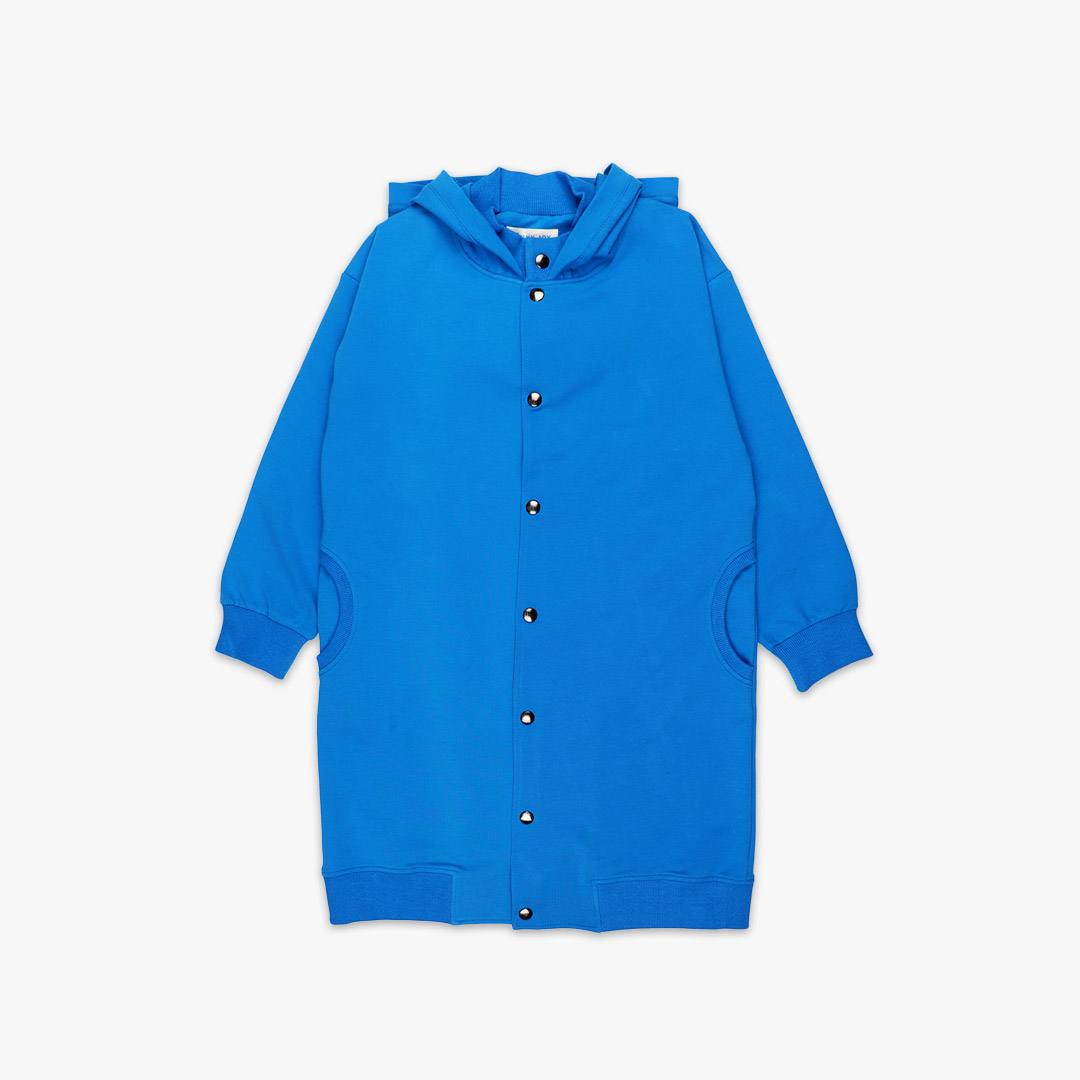 Long buttoned hoodie has a straight loose fit and minimalist design in deep blue colour. It closes up with snap buttons and features hign ribbed neck and ribbed hand cuffs and bottom hem. Front view, the hoodie itself. Children, 3 -10 yrs. BonnyJoy