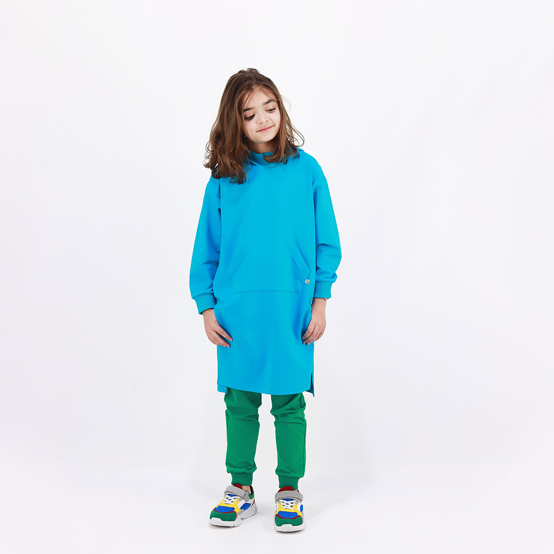 Long hoodie with high ribbed neck in electric blue colour. It features ribbed hand cuffs and a kangaroo pocket. The hoodie is a little longer on the back. Front view, the hood off. Children, 3 -10 yrs. BonnyJoy