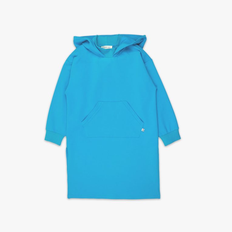 Long hoodie with high ribbed neck in electric blue colour. It features ribbed hand cuffs and a kangaroo pocket. The hoodie is a little longer on the back. Front view, the hoodie itself. Children, 3 -10 yrs. BonnyJoy