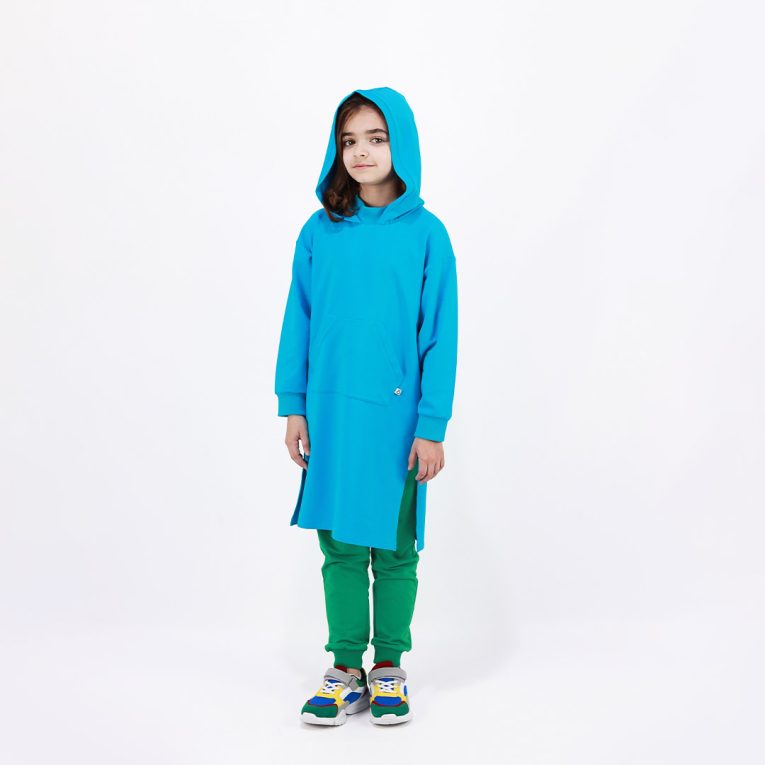 Long hoodie with high ribbed neck in electric blue colour. It features ribbed hand cuffs and a kangaroo pocket. The hoodie is a little longer on the back. Front view. Children, 3 -10 yrs. BonnyJoy