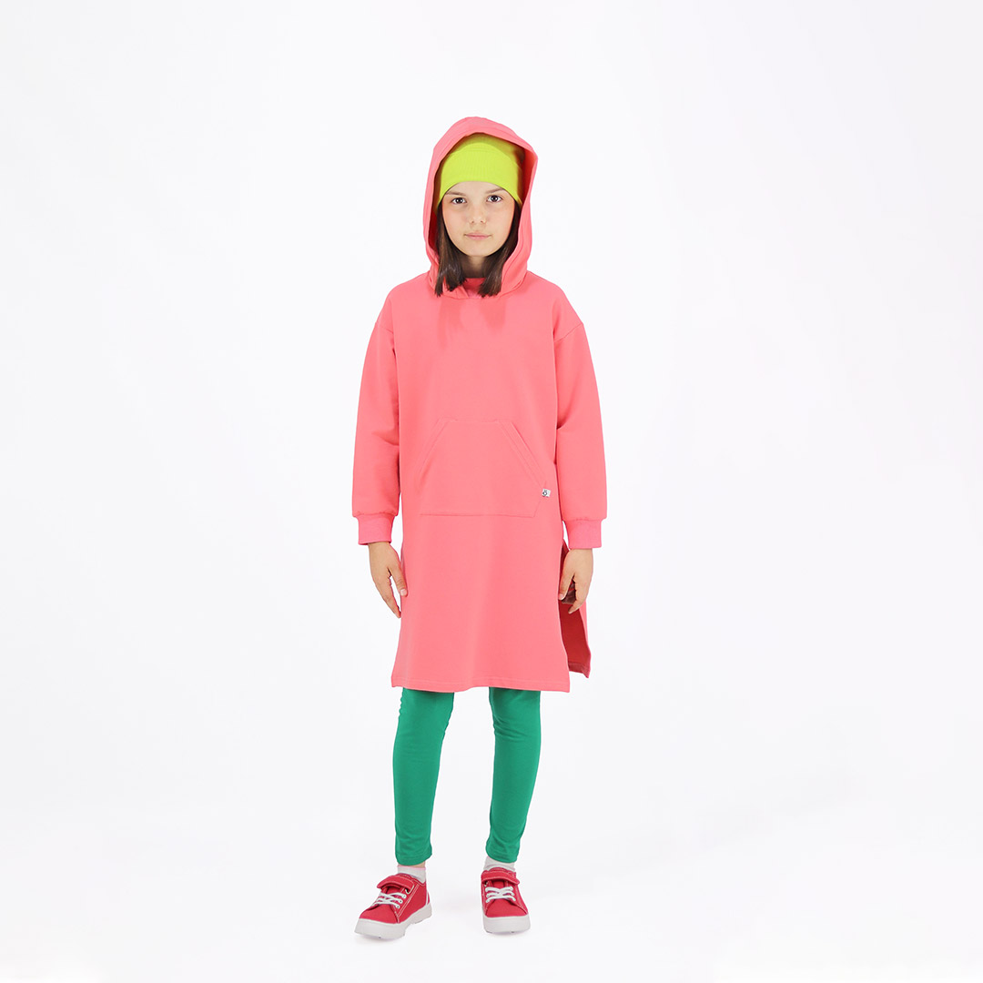 Long hoodie with high ribbed neck in salmon colour. It features ribbed hand cuffs and a kangaroo pocket. The hoodie is a little longer on the back. Another front view. Children, 3 -10 yrs. BonnyJoy