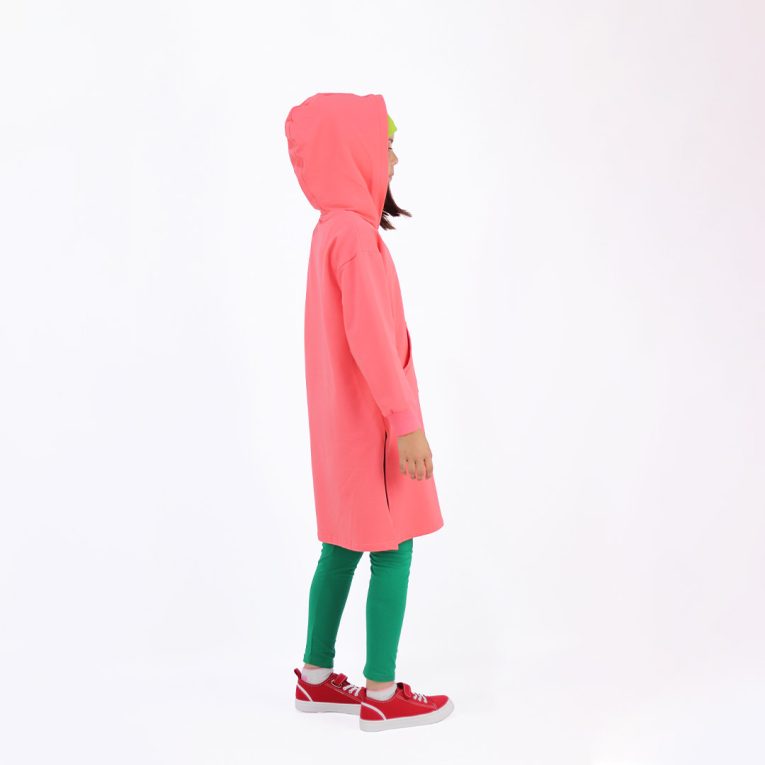 Long hoodie with high ribbed neck in salmon colour. It features ribbed hand cuffs and a kangaroo pocket. The hoodie is a little longer on the back. Side view. Children, 3 -10 yrs. BonnyJoy