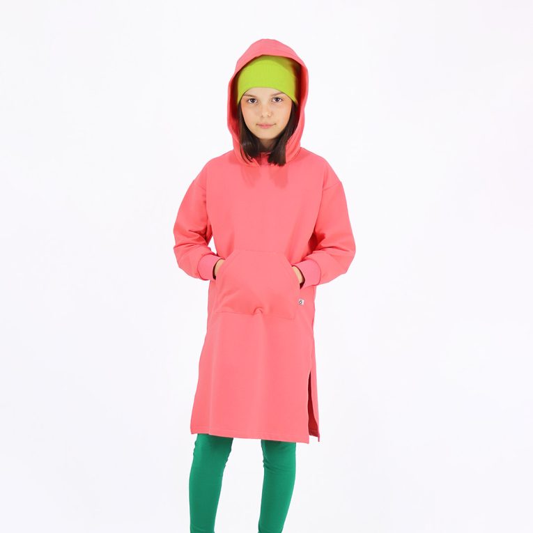 Long hoodie with high ribbed neck in salmon colour. It features ribbed hand cuffs and a kangaroo pocket. The hoodie is a little longer on the back. Front view. Children, 3 -10 yrs. BonnyJoy