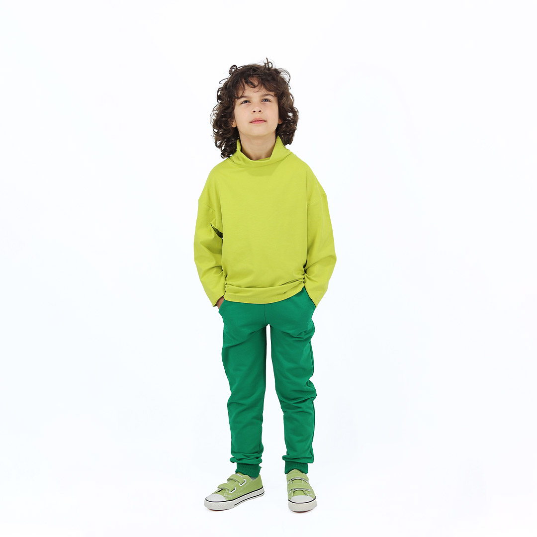Slim fit joggers is a pair of sweatpants with two Italian type side pockets, ribbed waist and cuffs. The whole pair is in one distinctive colour - green. Front view again. Children, 3 -10 yrs. BonnyJoy