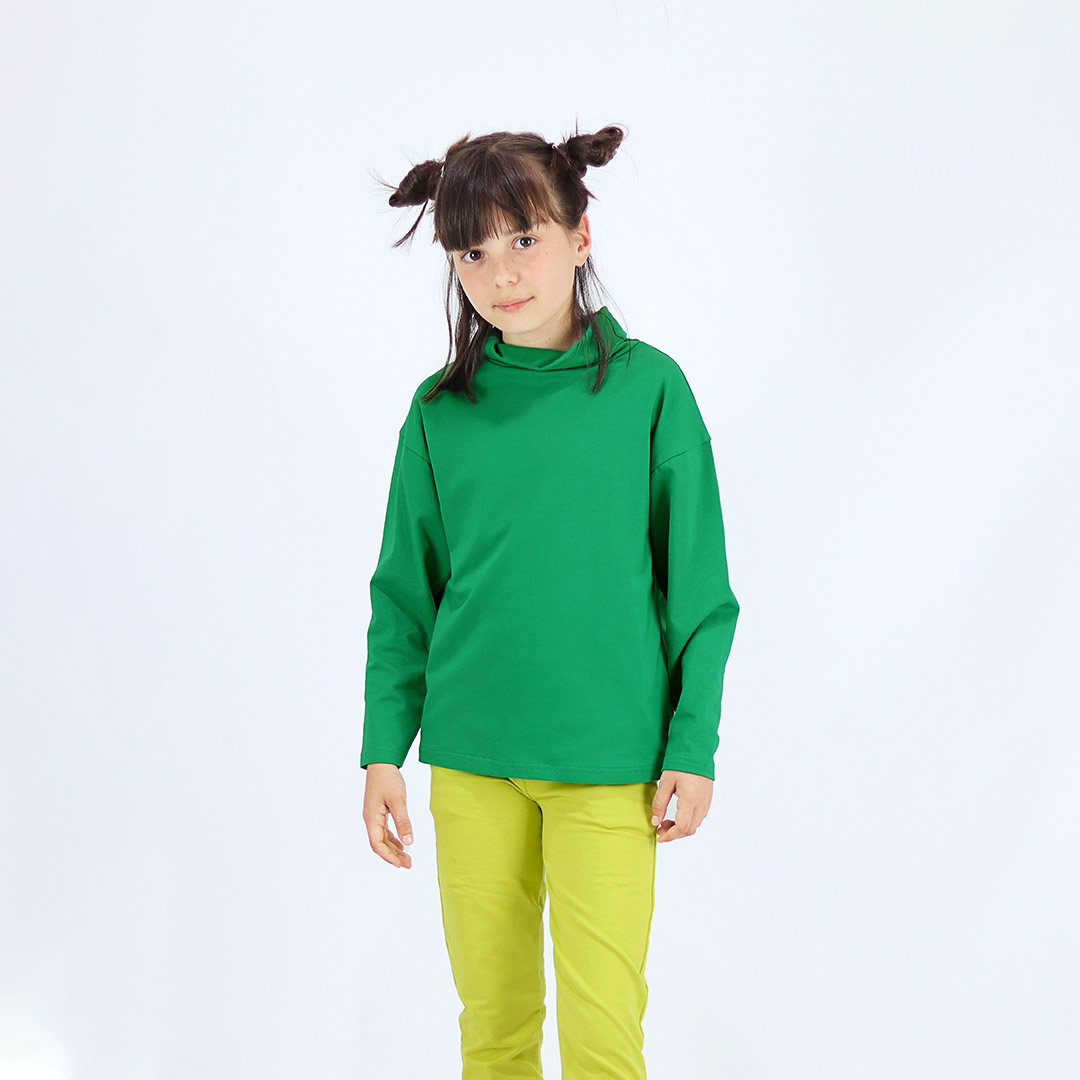 Turtleneck loose top is a classic top loose on the neck in green colour. Children, 3 -10 yrs. BonnyJoy