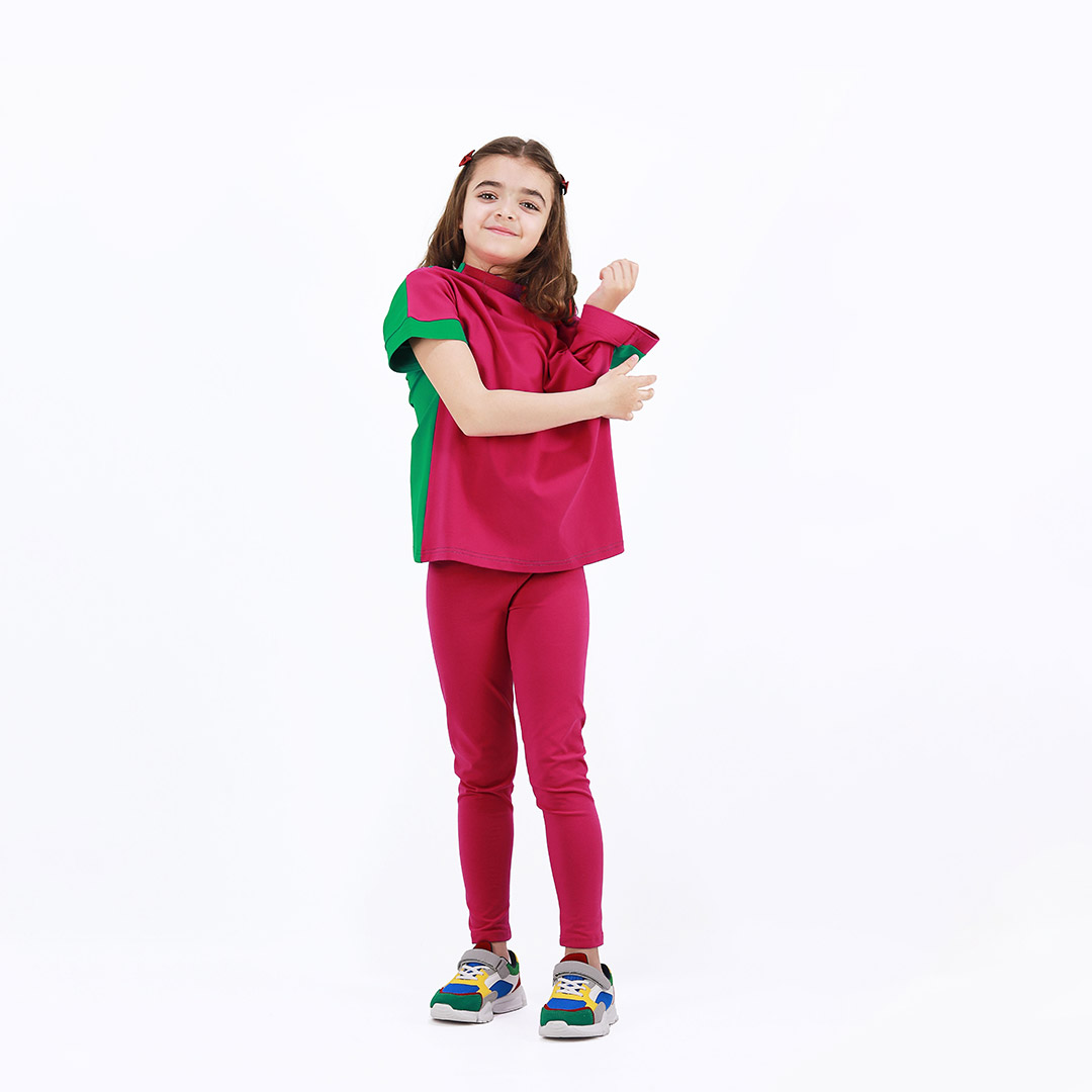 Our two-way top is a loose fit top with short sleeves in two colours. On one side is raspberry, on the other - green colour. You could wear it front on the back and the other way round. Raspberry in front. Children, 3 -10 yrs. BonnyJoy