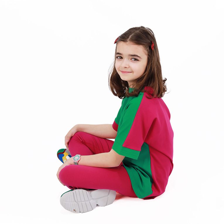 Our two-way top is a loose fit top with short sleeves in two colours. On one side is raspberry, on the other - green colour. You could wear it front on the back and the other way round. Side view. Children, 3 -10 yrs. BonnyJoy