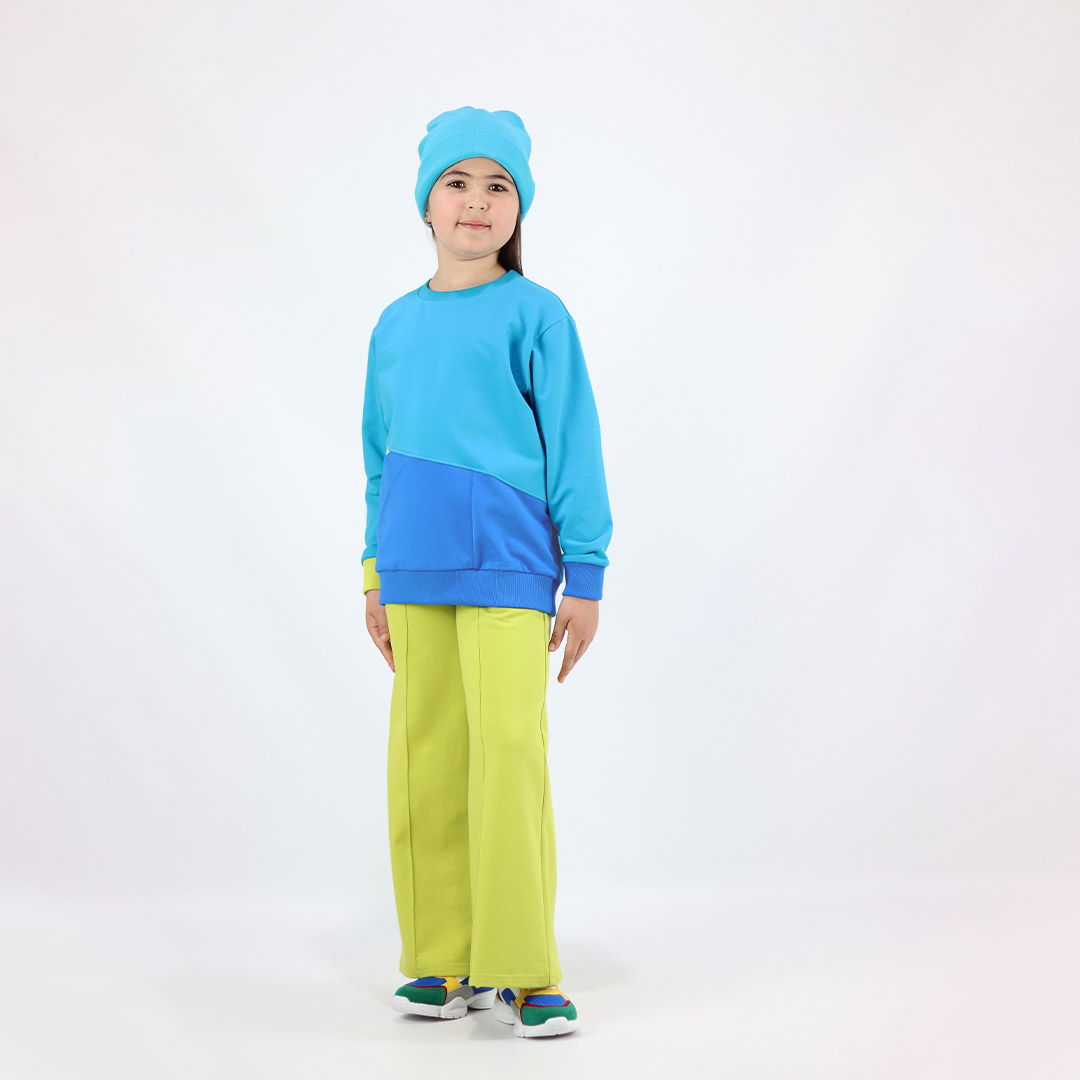 Wide leg pants with an edge hem in front and ribbed waist. Loose fit pants in bright lime colour. Another front view. Children, 3 -10 yrs. BonnyJoy