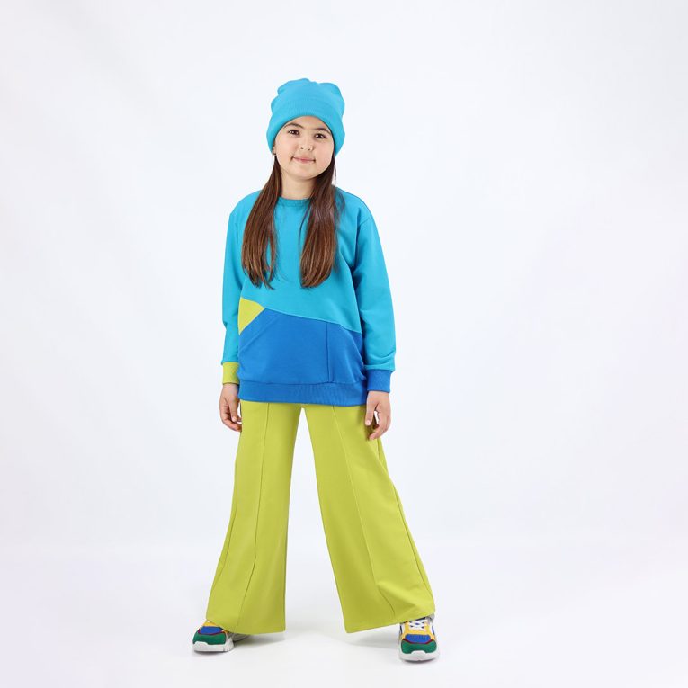 Wide leg pants with an edge hem in front and ribbed waist. Loose fit pants in bright lime colour. Front view. Children, 3 -10 yrs. BonnyJoy