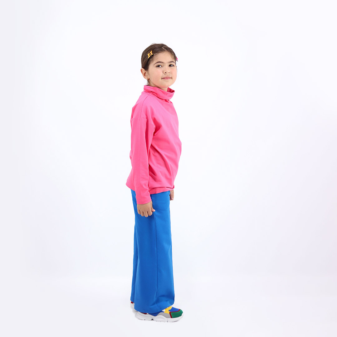 Wide leg pants with an edge hem in front and ribbed waist. Loose fit pants in deep blue colour. Side view. Children, 3 -10 yrs. BonnyJoy