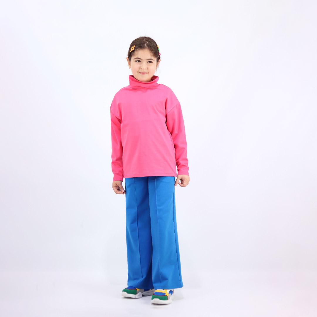 Wide leg pants with an edge hem in front and ribbed waist. Loose fit pants in deep blue colour. Front view. Children, 3 -10 yrs. BonnyJoy