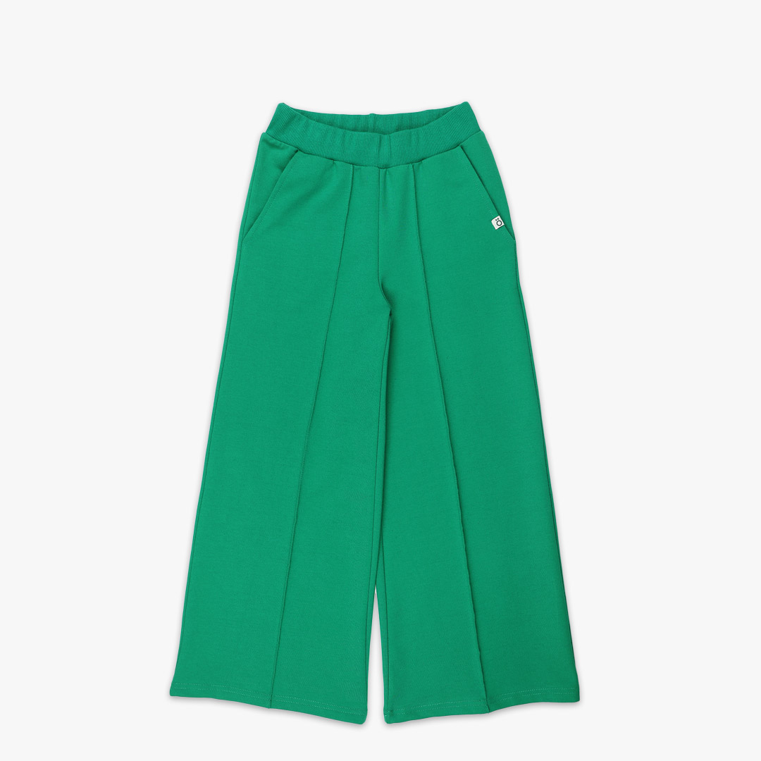 Wide leg pants with an edge hem in front and ribbed waist. Loose fit pants in green colour. Front view, the pants themselves. Children, 3 -10 yrs. BonnyJoy