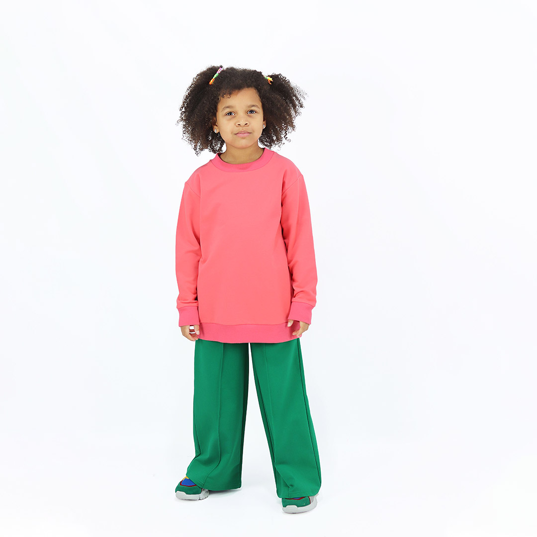 Wide leg pants with an edge hem in front and ribbed waist. Loose fit pants in green colour. Front view. Children, 3 -10 yrs. BonnyJoy